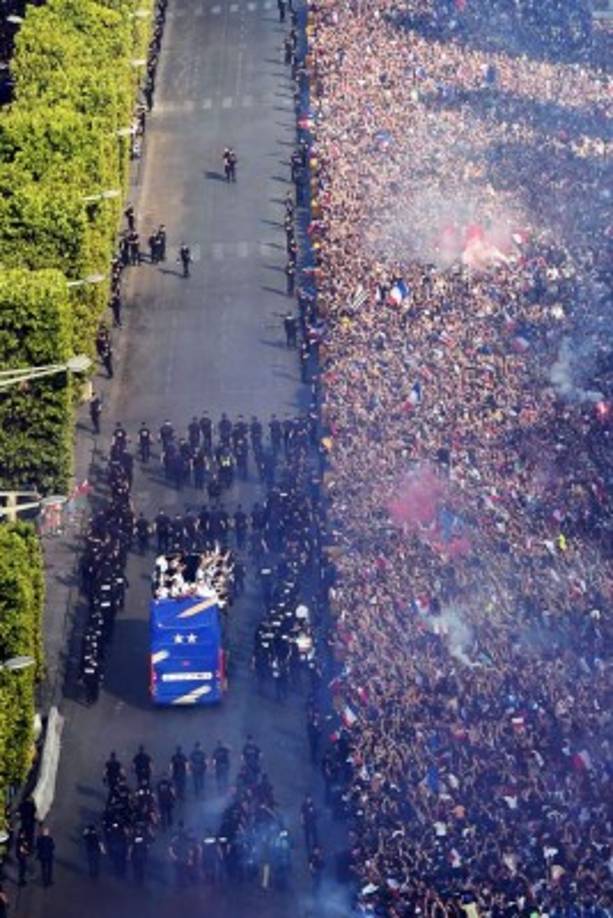 El paseo en autobús descapotable lo hicieron los 'bleus' de hoy alejados de los hinchas, separados por un impresionante despliegue policial, contraste con sus predecesores, que navegaron entre miles de personas que pudieron tocarles con sus propias manos.