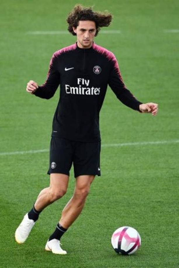 El Milan sigue apostando fuerte por Adrien Rabiot, que aún no ha renovado con el PSG. Calciomercato.it informa que la pareja Maldini-Leonardo está en constante contacto con el entorno del jugador. Real Madrid, Barcelona y Juventus también se han interesado por el jugador francés.