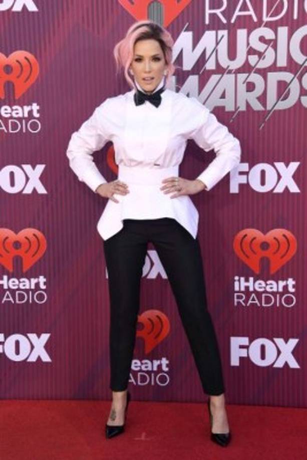 Halsey decantó por la moda de estos días, una versión de smoking adaptado a su figura.