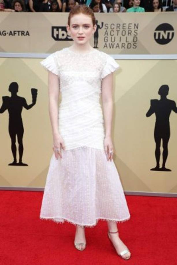 Sadie Sink quien interpreta a Max Mayfield en la serie, usó un vestido largo con detalles de pedrería.<br/>