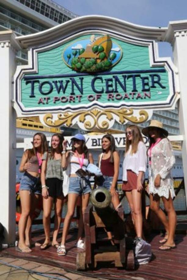Jóvenes cruceristas posan para una fotografía grupal después de bajarse del crucero Allure of the Seas que atracó hoy en Roatán.