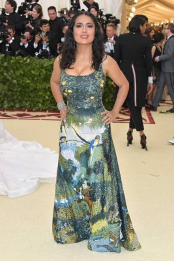 Salma Hayek lució un diseño de lentenjuelas Altuzarra. El ceñido vestido resaltaba la figura de la actriz mexicana, pero se salió de los canones de la temática religiosa.