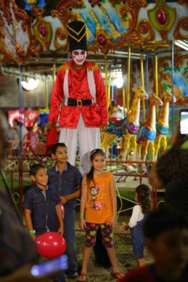 Los zancos alegran el ambiente y dan una impresión de alegría en la amplia villa de Coca Cola.