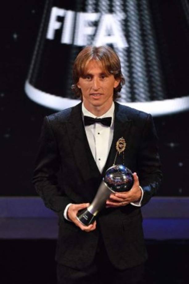 El croata Luka Modric puso fin a una década de dominio de Cristiano Ronaldo y Lionel Messi en los premios individuales al ser elegido este lunes el mejor jugador de 2018, en la gala de la FIFA celebrada en Londres.