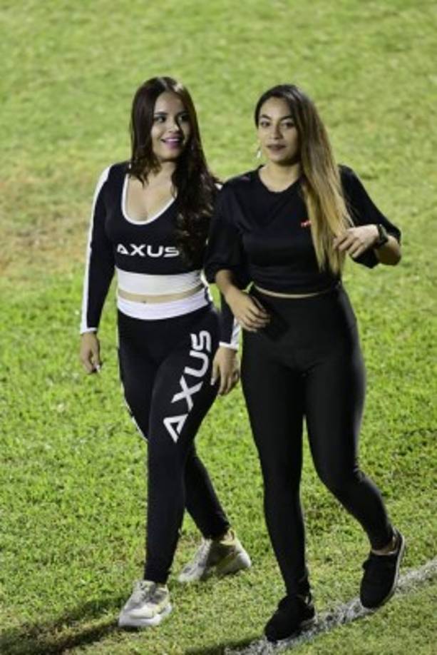 Bellas edecanes en la cancha del estadio Morazán.