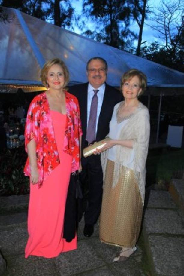 Claudia y Jacobo Kattán y Tita Penabad.