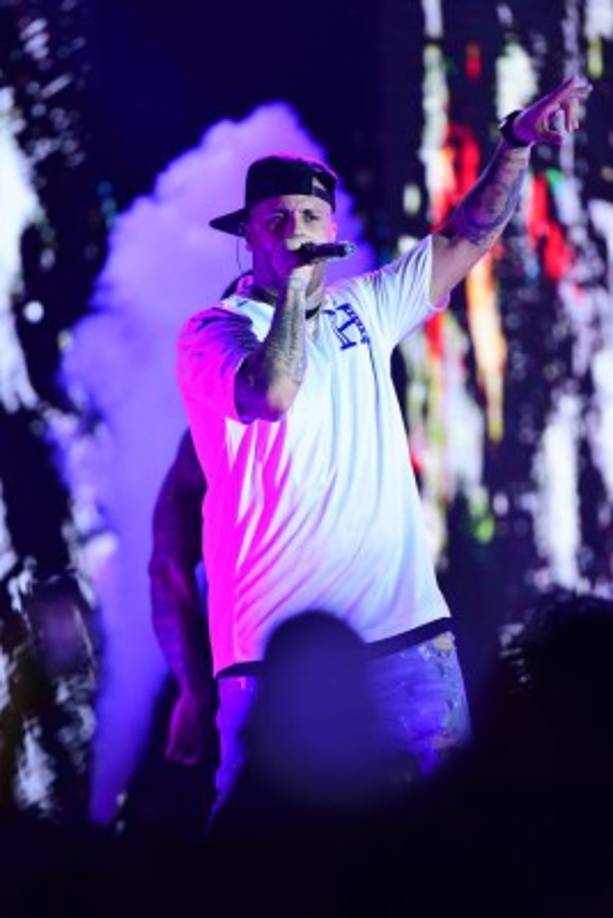 El artista no lo pensó dos veces para enfudarse el presente, una camiseta de la selección nacional.