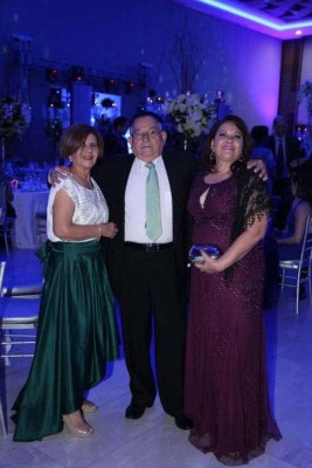 Lita y Roberto Lardizábal con Blanca Pinto.