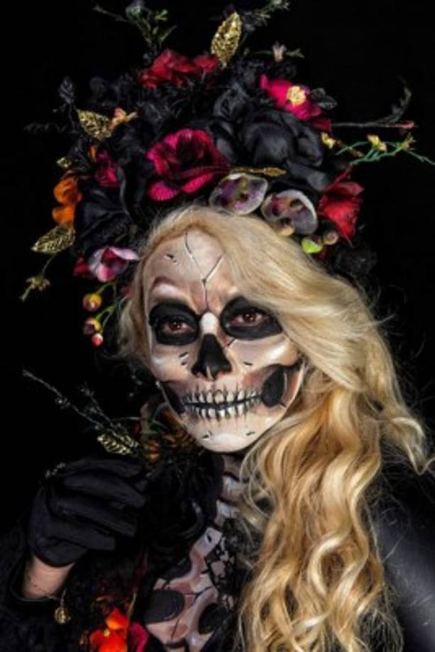 Más de 200 artistas maquillaron a los más de 30 mil asistentes que participaron en la masiva manifestación en la capital mexicana.