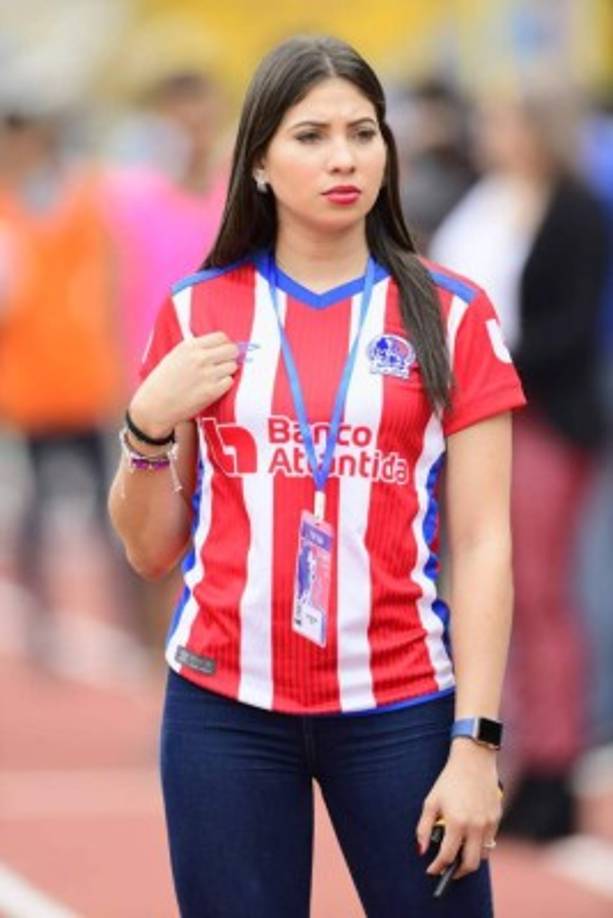 Ella es Annie Córdova, la bella novia del jugador del Vida, Luis Palma. Es presentadora deportiva y aficionada al Olimpia. Estuvo en el estadio Olímpico.
