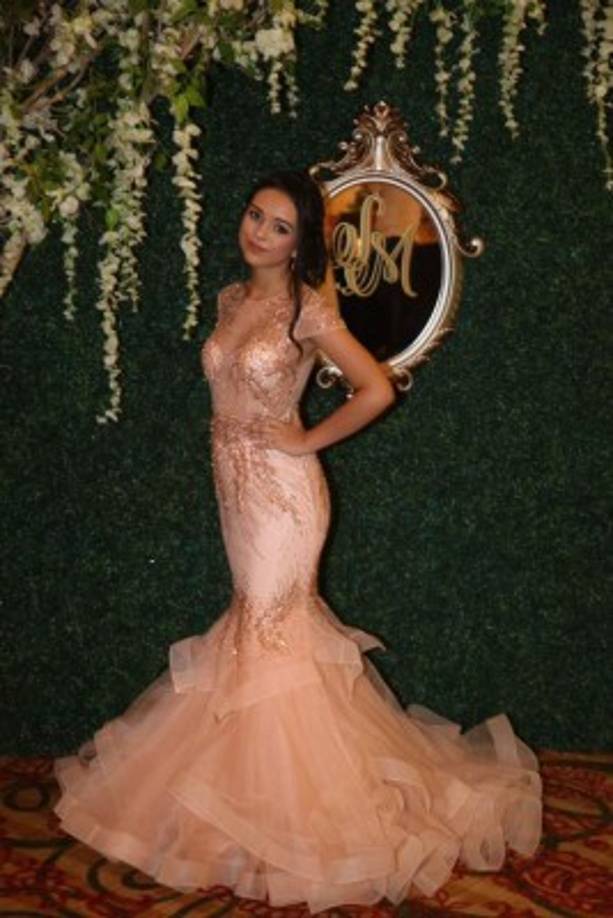 Shirley Melgar Isaula cumple 15 años y es sorprendida con una hermosa recepción.