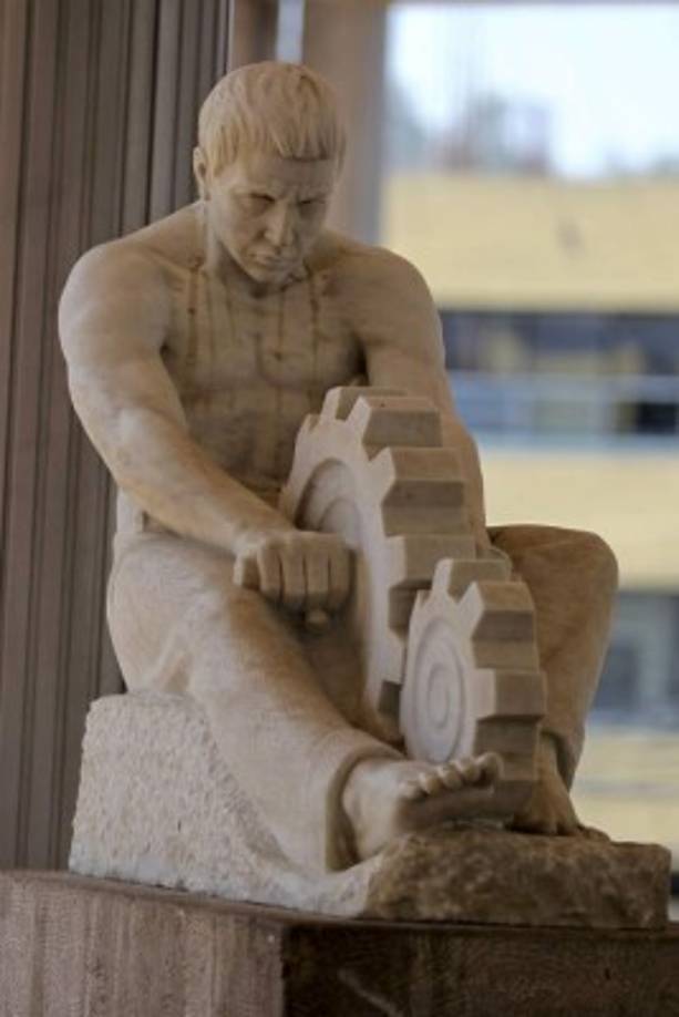 Una escultura que representa la industria, hecha por el escultor hondureño Mario Zamora y ubicada en los bajos del Congreso en Tegucigalpa.