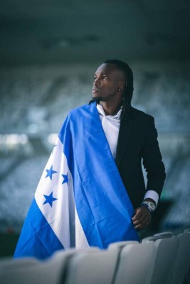 Alberth Elis no olvida sus raíces y posó orgullosamente con la bandera de Honduras.