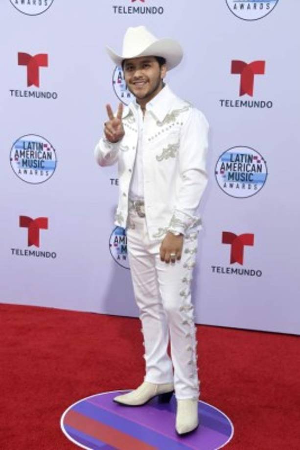 El blanco predominó porque el cantante Christian Nodal también se decidió por este color.