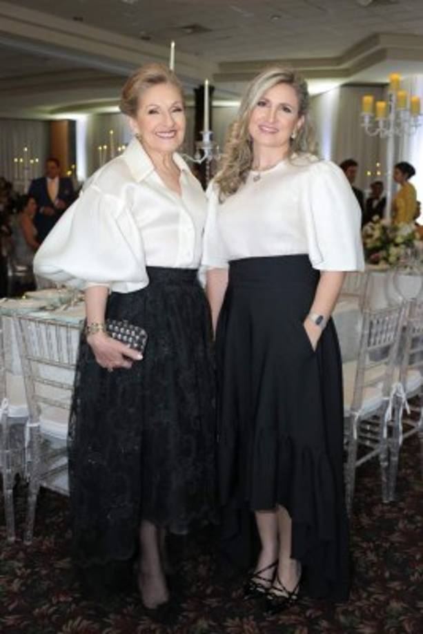 Las bellas Isabel Victoria y Elsa Chahín.