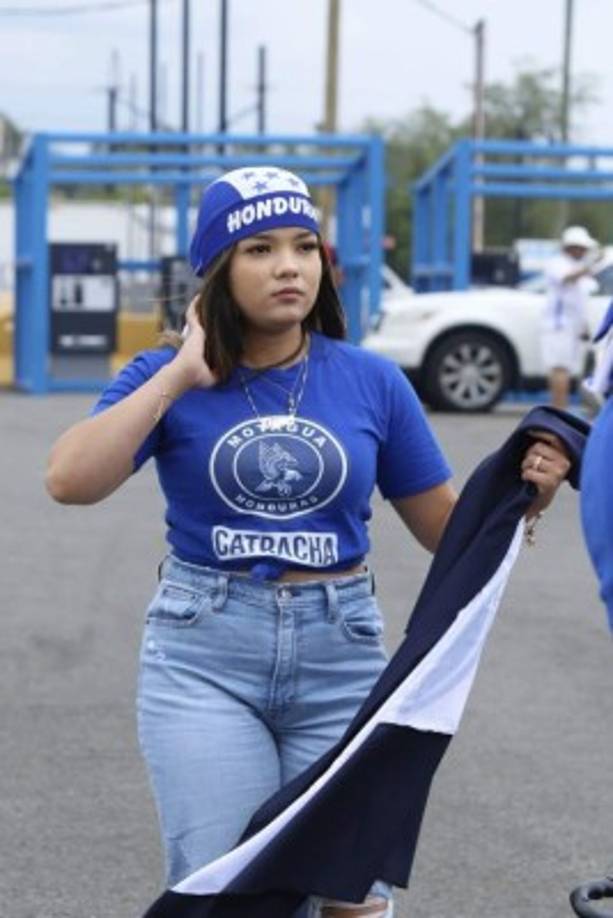 La belleza de la mujer hondureña no podía faltar y esta chica llegó identificada con los colores del Motagua.