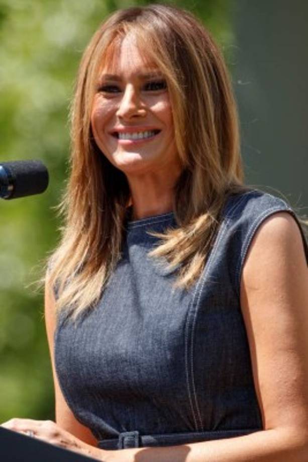 La exmodelo eslovena de 49 años realizó una gira por varios hospitales y escuelas para promover su iniciativa y también realizó su primer viaje al extranjero, visitando varios países africanos en octubre pasado.