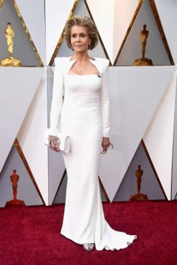 La actriz Jane Fonda.<br/>El código de vestimenta no se regiría por las prendas negras, sin embargo, las estrellas se identificaran con el movimiento contra el acoso sexual #MeToo o Times Up usando un pin, como el que lleva Fonda.<br/>