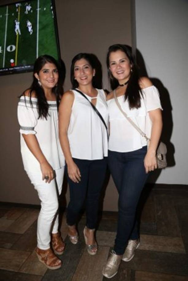 Beatriz y Silvia Paredes con Sophie Bográn.