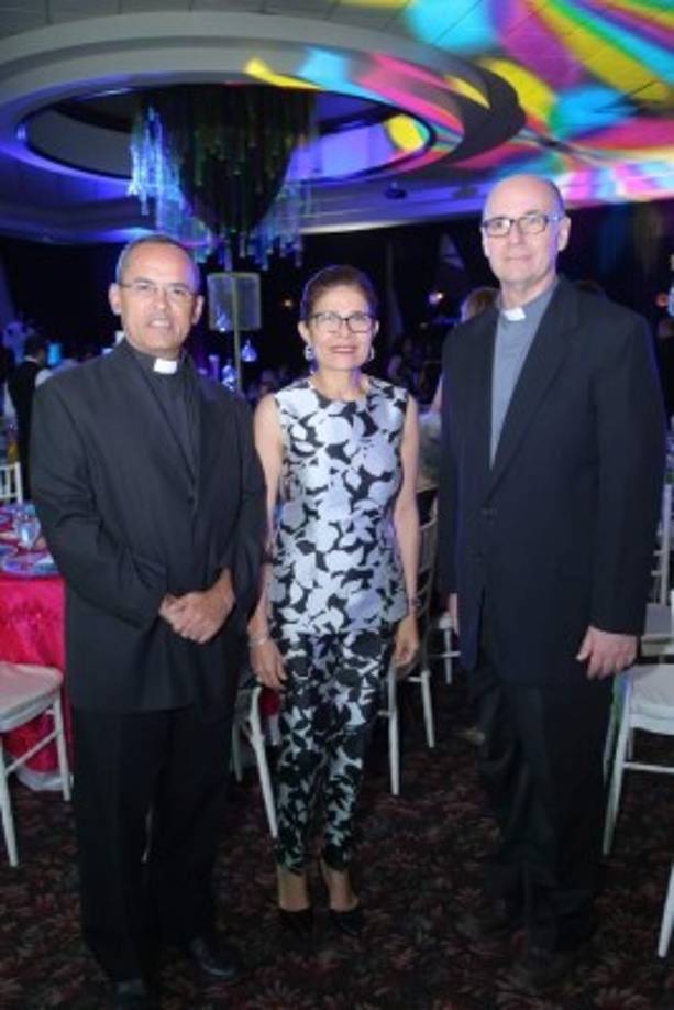 Padre José Salinas, Hilda Hernández y padre Vicente Nacher