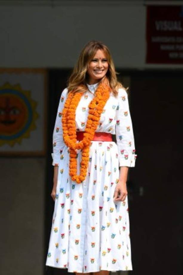 Melania volvió a apostar por Carolina Herrera con un diseño midi 'camisero' estampado que complementó con un cinturón rojo.