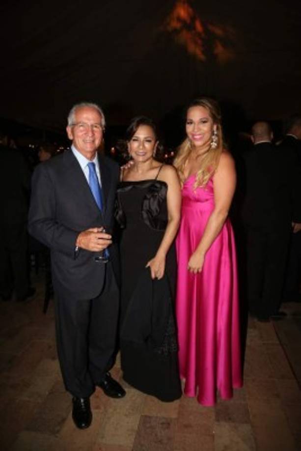 Ricardo y Melissa Maduro con Giulia Bennett.