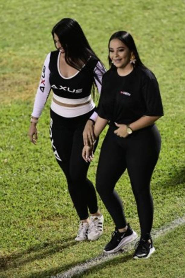 Bellas edecanes en la cancha del estadio Morazán.