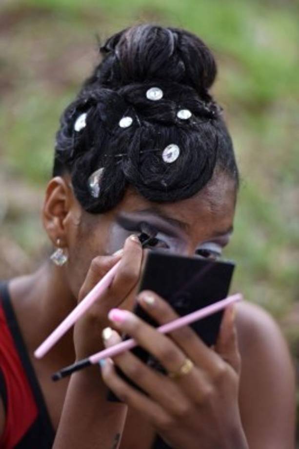 COLOMBIA. Maquillada para el baile. Una bailarina se maquilla antes de presentarse en el Festival Mundial de Salsa celebrado en Cali.
