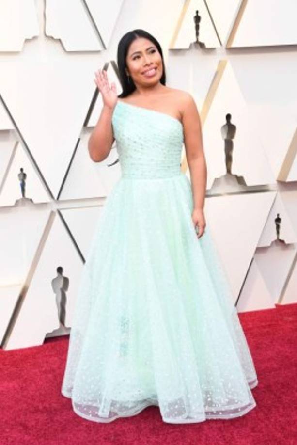 Yalitza optó por un vestido al estilo princesa y usó su cabello suelto, con un maquillaje muy natural.