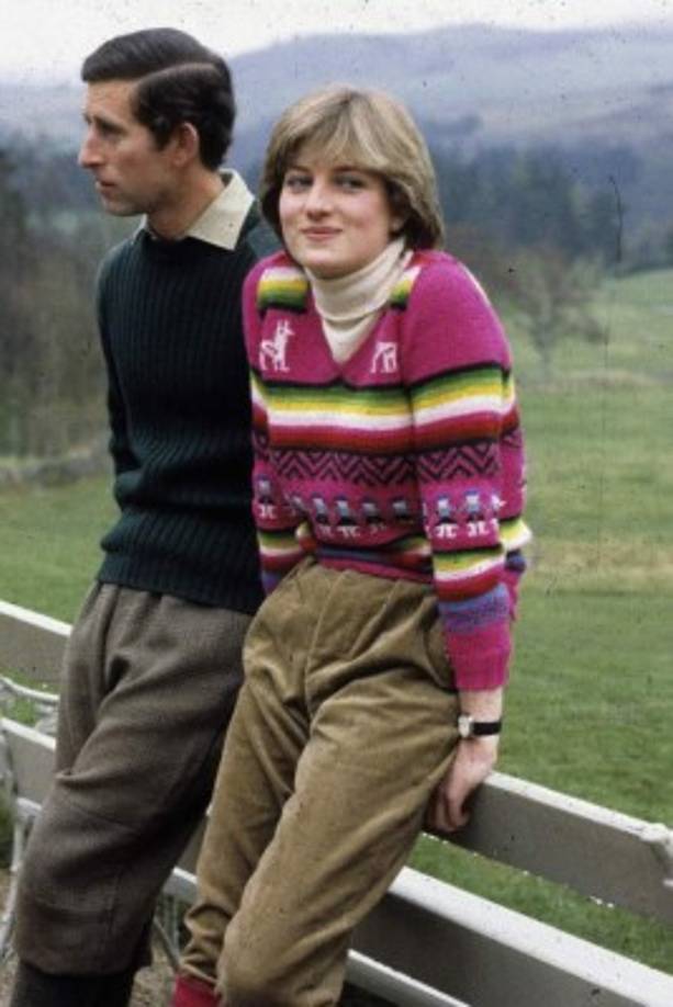 Como festejo previo se realizó un baile de gala en el Palacio de Buckingham dos noches antes de la unión. Para este momento, las cosas no iban bien entre Carlos y Diana, ya que ella contó tiempo después que la noche antes al festejo encontró un brazalete que su futuro marido le compró a su amante, Camila Parker, por lo cual quiso cancelar la ceremonia, aunque sus hermanas la hicieron desistir finalmente.