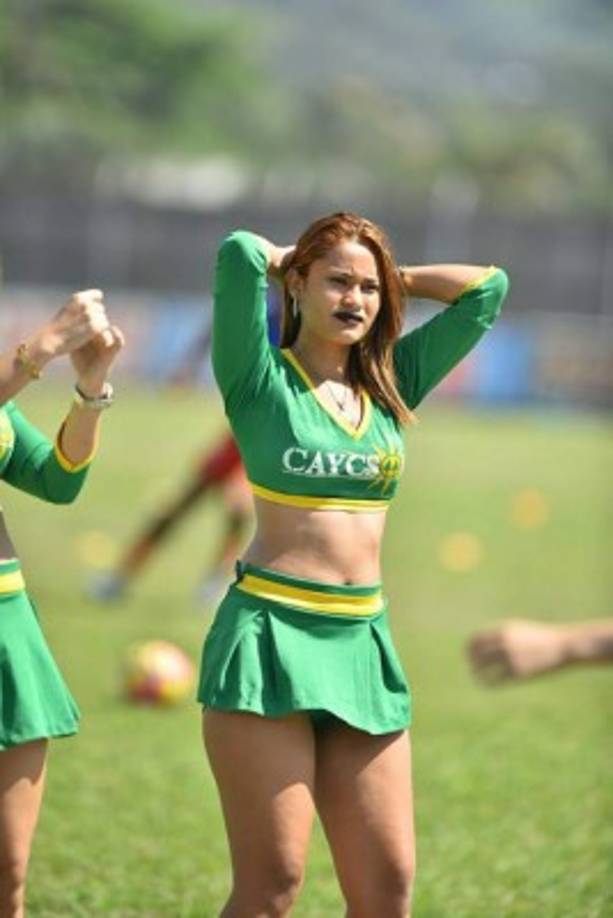 Otra edecán que se paseó por la cancha de Tocoa.