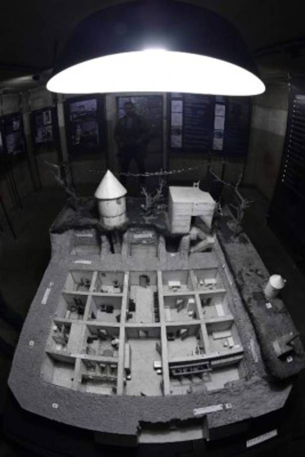 El Führerbunker disponía de dos entradas: una que daba al antiguo búnker de la Cancillería y otra que conducía hacia el jardín, al que se accedía subiendo a través de una escalera de caracol hasta una torre de observación, o bien saliendo por un edificio anexo.