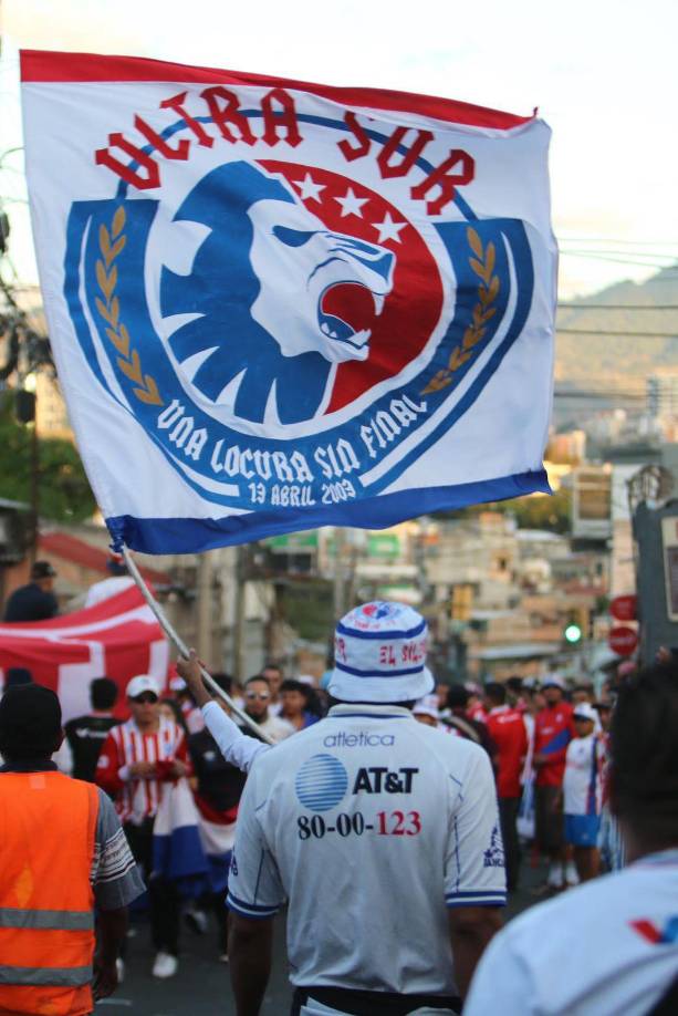 ¡Tremenda fiesta! La Ultra Fiel como siempre apoyando al Olimpia y poniendo color en las afueras del Estadio Nacional. 
