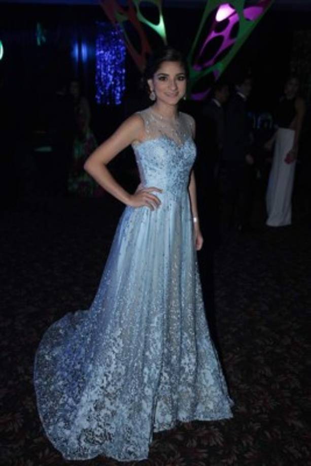 CLÁSICA. Andrea Prieto estaba espléndida con este vestido de corte princesa de la firma Sarafia Couture.