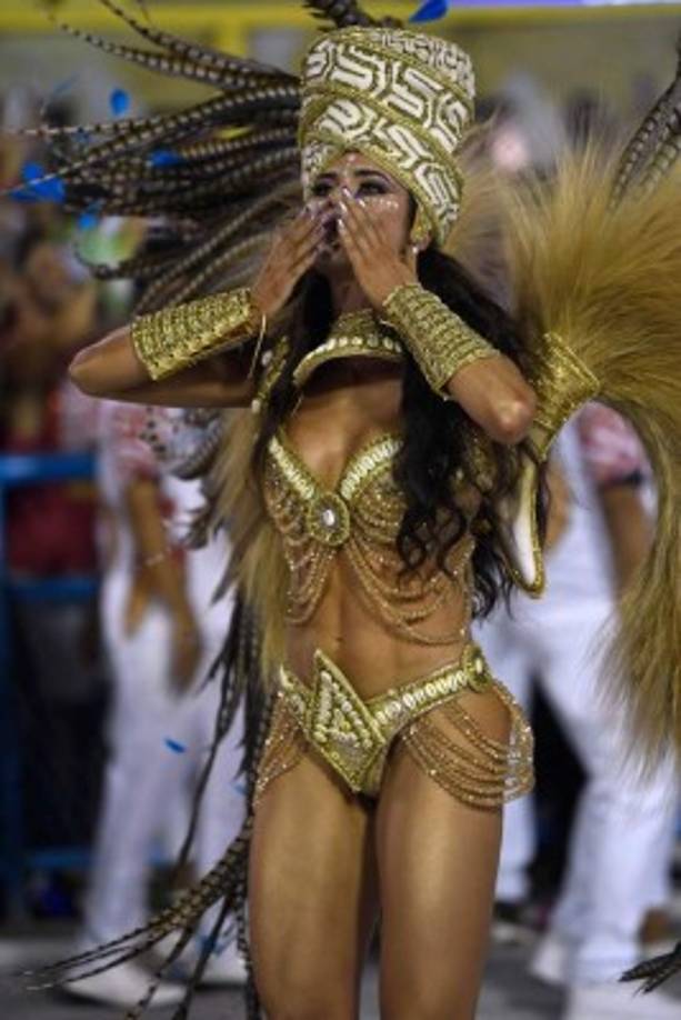 Los desfiles de las escuelas continuarán este lunes en una fiesta que se extenderá hasta la madrugada.