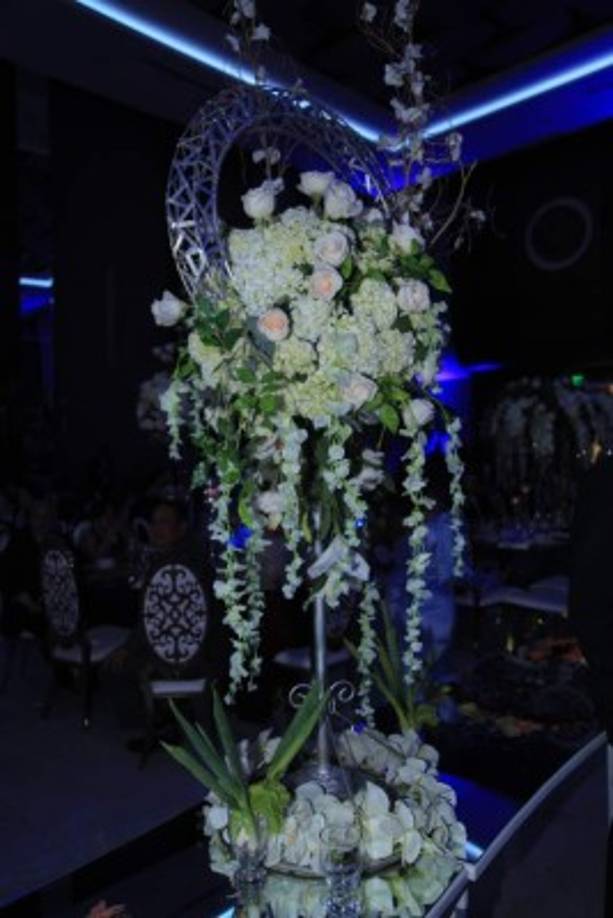 Las rosas prevalecieron en los exhuberantes arreglos de las mesas y los rincones del salón.