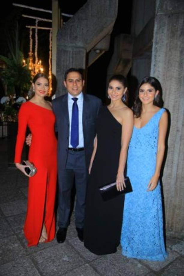 Gabriela Kattán, Sebastián e Isabella Larach y Claudia Kattán.