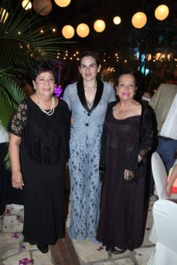 Lilian María Zerón, Jeanine y Ana María Salgado.