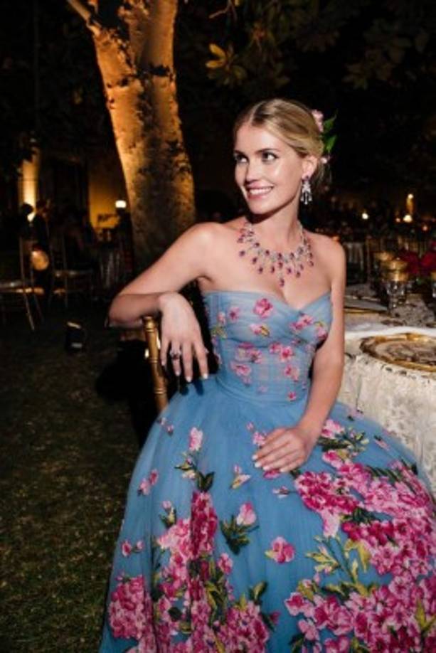 La bella rubia portó cuatro vestidos más durante su fiesta de bodas, siempre bajo la firma de D&G. La joven se miraba hermosa y delicada con este vestido de tul de color azul celeste y con flores bordadas.