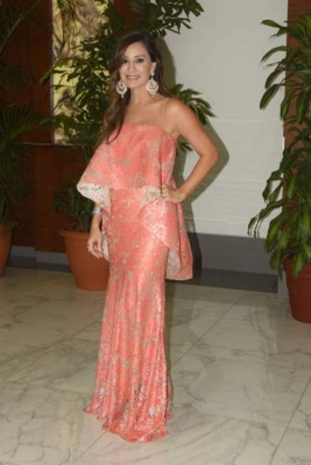 Jeannette LARACH Espectacular en un paillete con vuelo que nace del escote y firmado por la colombiana Silvia Tcherassi.