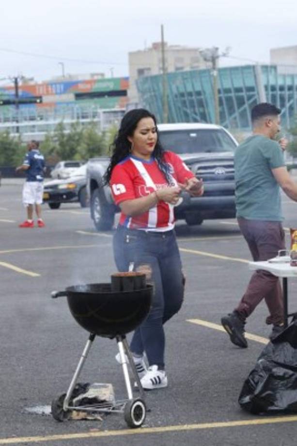 Las catrachas llegaron desde muy temprano para disfrutar del clásico.