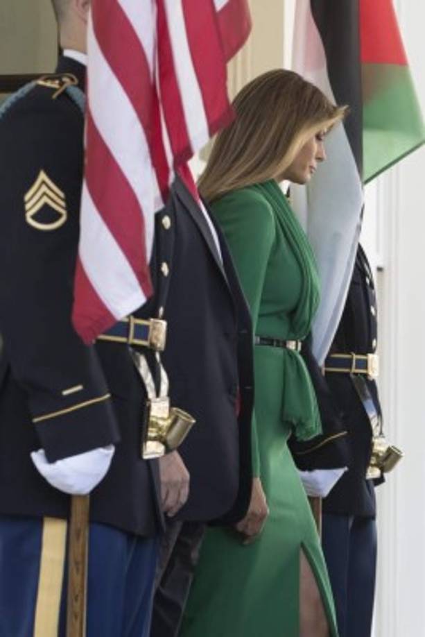 Melania optó por un traje esmeralda con una abertura en la falda para la ocasión.