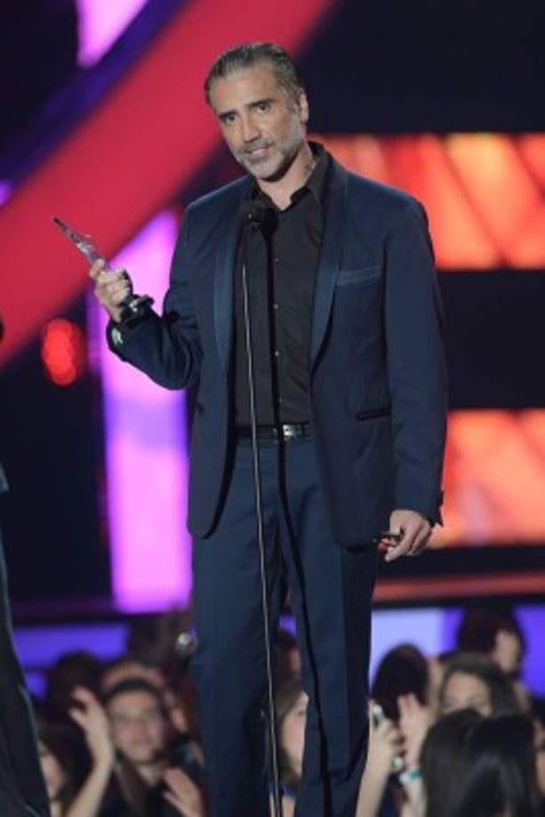 Alejandro Fernández llegó acompañado con sus gemelas y su primer esposa América.