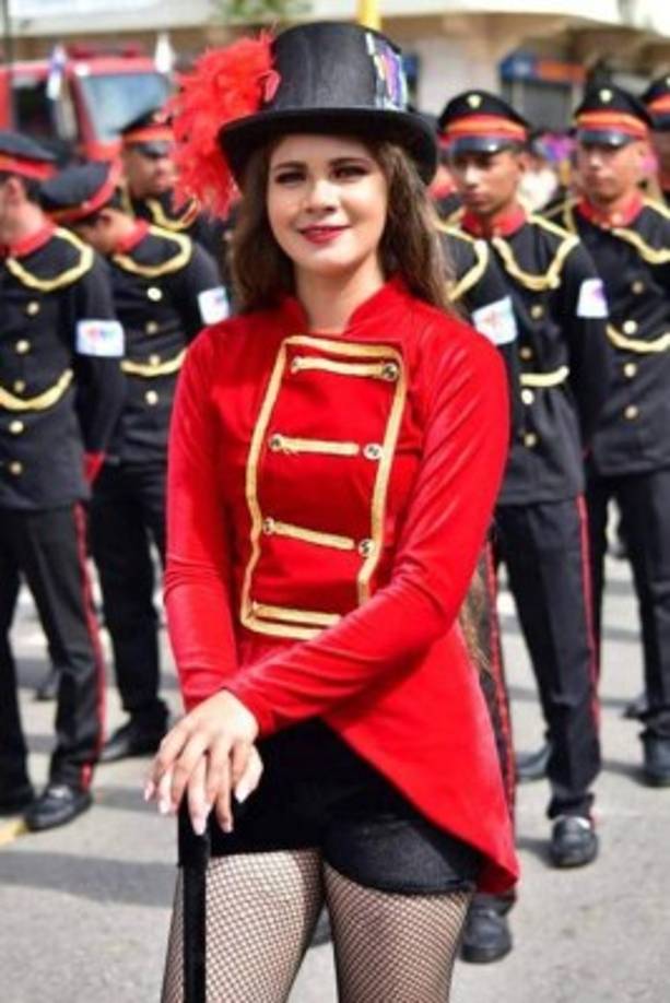 Este es el primer desfile de Daniela como palillona, anteriormente había integrado el cuadro de honor de su colegio.