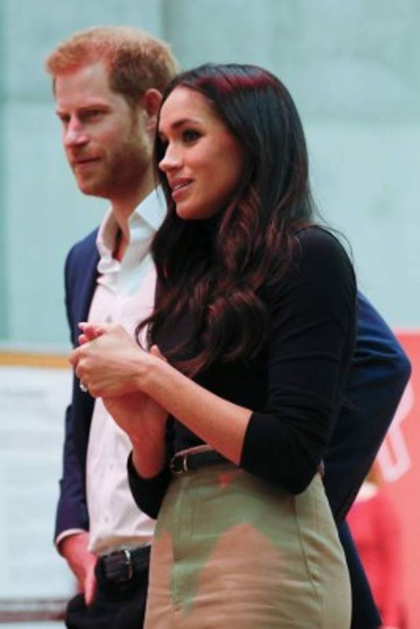 El príncipe y la actriz se conocieron en julio de 2016 en Londres gracias a una amiga que les organizó una cita a ciegas y, tras meses de rumores, la Casa Real anunció el lunes su boda.