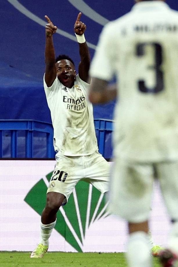 Tras marcar el 3-1, Vinicius corrió a una esquina y antes de realizar su festejo con baile, señaló donde estaban los pocos aficionados del Atlético y les realizó un feo gesto.