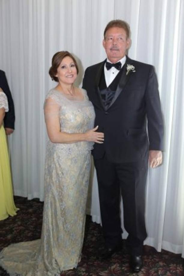 Los padres del novio: Malvina y Kenny McNab.