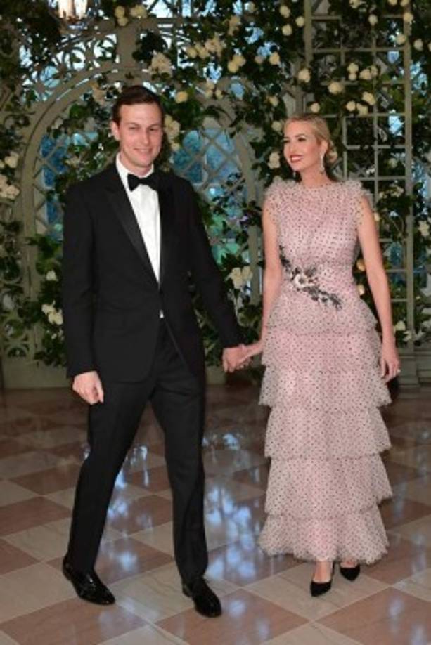 El vestido largo con falda de volantes y estampado de lunares está valorado en 12,000 dólares.