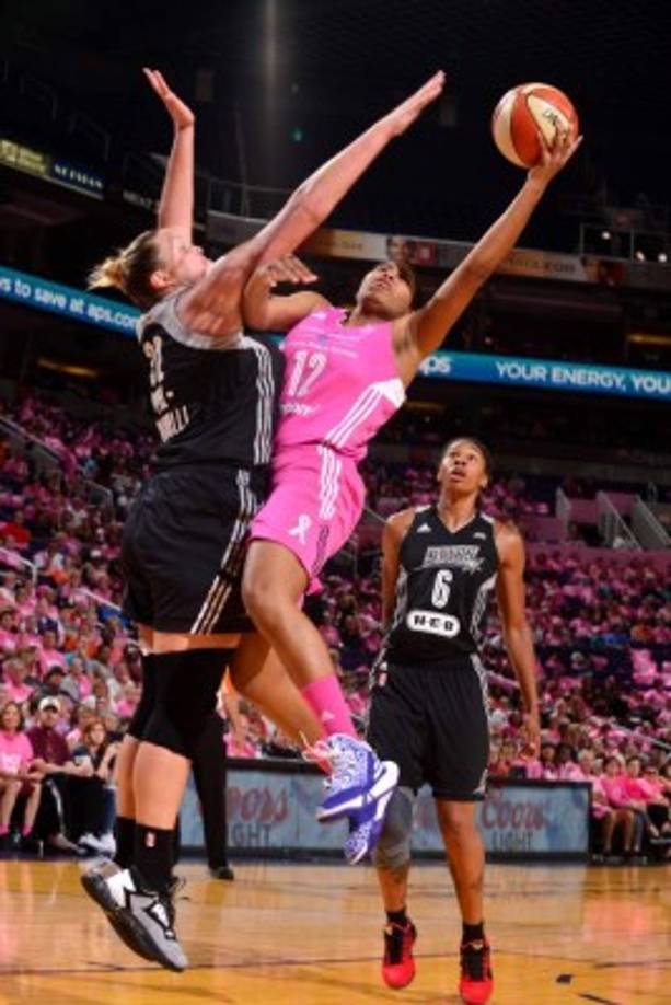 BALONCESTO. Lucha pareja. Alex Harden, de las Phoenix Mercury, se prepara para anotar contra los Stars, de San Antonio, durante el juego de la WNBA en Phoenix, Arizona. Foto: AFP/Barry Gossage
