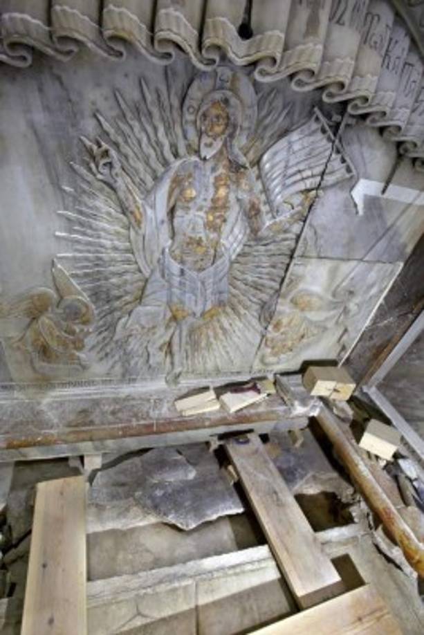 El sepulcro está situado en el edículo, una pequeña estructura, ubicada bajo la cúpula de la iglesia, que fue reconstruida en mármol después de un incendio.